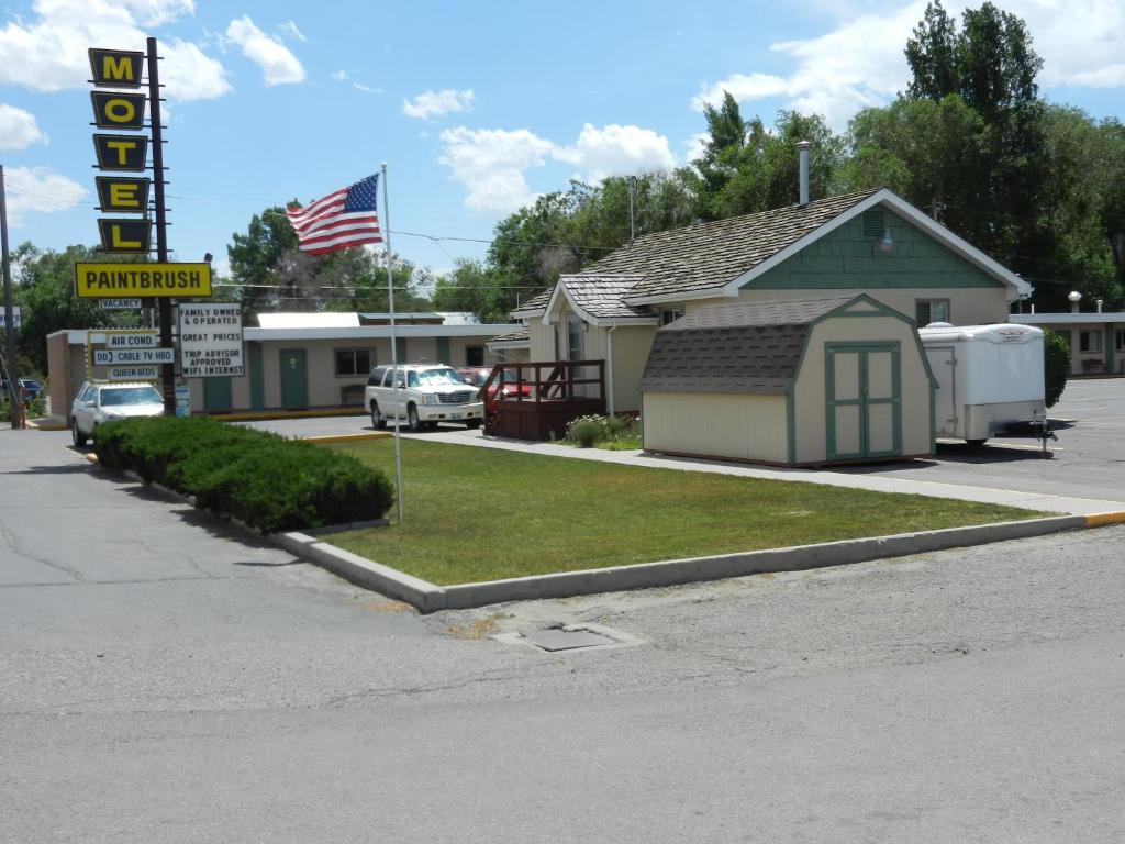 een klein gebouw met een motelbord naast een straat bij Paintbrush Motel in Riverton