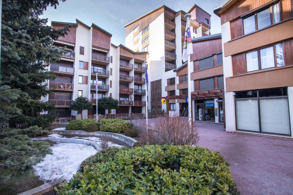 uma rua vazia em frente a um edifício em Plaza Valberg centre studio cabine em Valberg