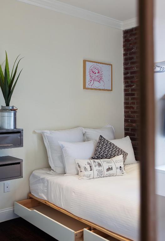 Cama ou camas em um quarto em East Village Hotel