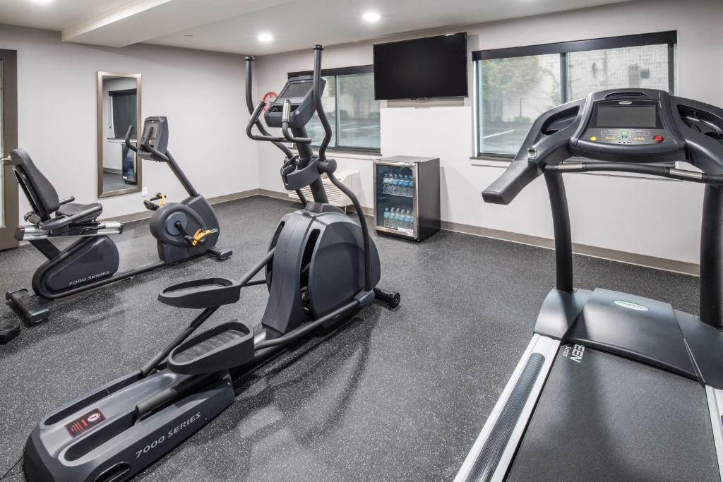 Fitness centrum a/nebo fitness zařízení v ubytování Red Lion Inn and Suites Everett