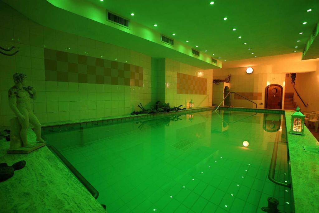 Piscina en o cerca de Hotel Bellevue Benessere & Relax
