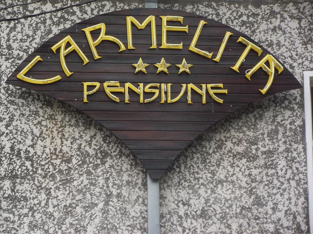 a sign for the entrance to a parlaimuing at Villa Carmelita in Craiova