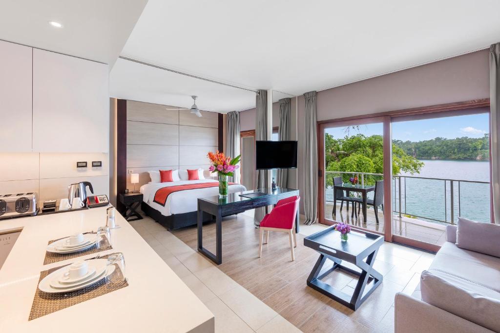 Postel nebo postele na pokoji v ubytování Ramada Resort by Wyndham Port Vila