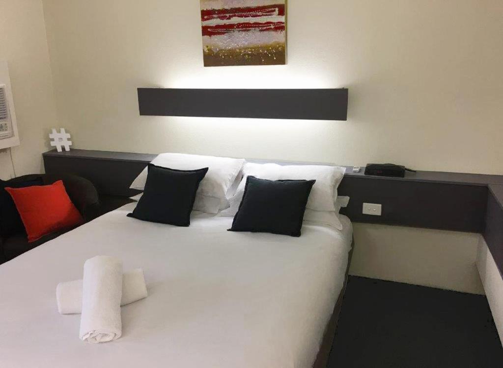 Postel nebo postele na pokoji v ubytování Emerald Central Hotel Official