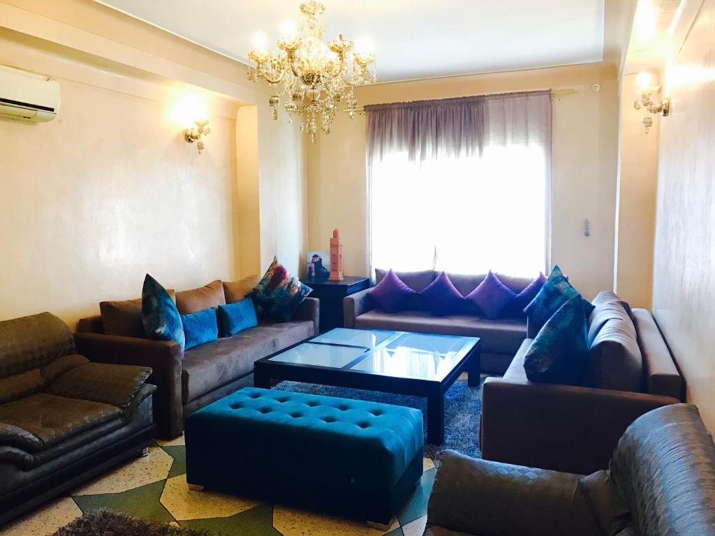 馬拉喀什的住宿－Sabor Apart Gueliz -Only Family-，带沙发和吊灯的客厅