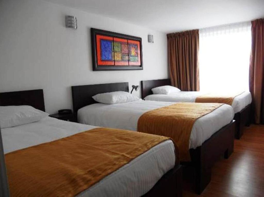Postel nebo postele na pokoji v ubytování Hotel Expo Inn Embajada
