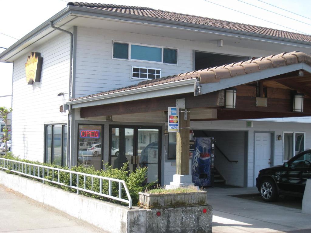 un bâtiment avec une voiture garée devant lui dans l'établissement Crown Inn, à Seattle