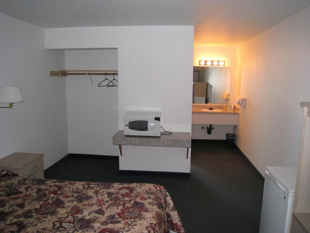 Crown Inn - Queen Room With Two Queen Beds