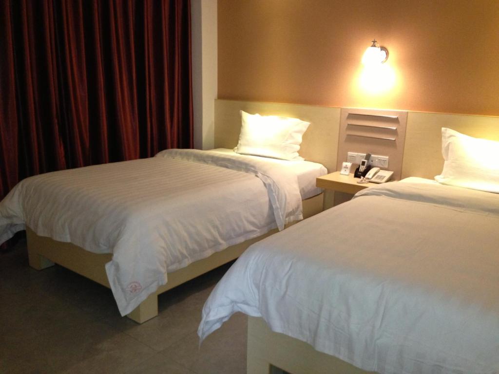 Postel nebo postele na pokoji v ubytování Guang Dong Hotel