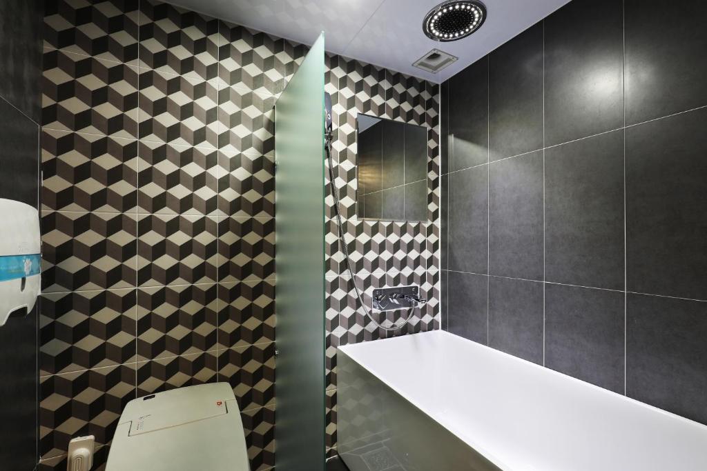 Bilik mandi di Hotel Mondavi