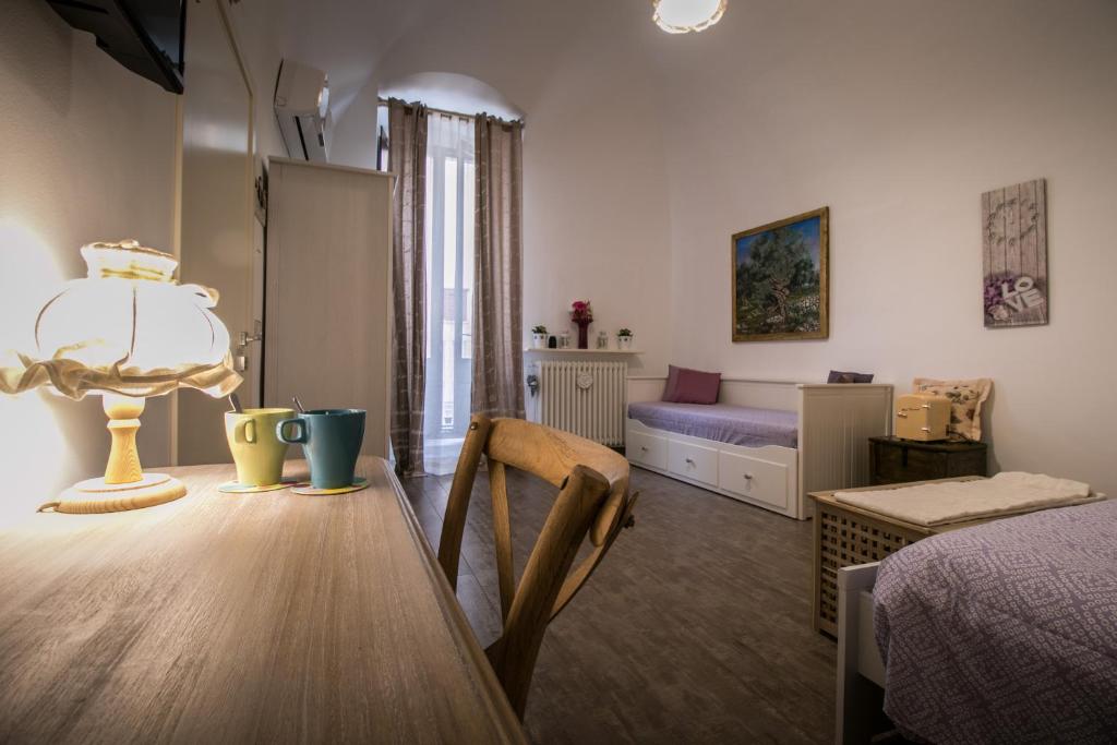 een kamer met een tafel en een slaapkamer met een bed bij Beatitudinem in Gioia del Colle
