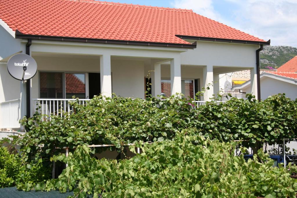 Vonkajšia záhrada v ubytovaní Apartment Kuca Merdzo
