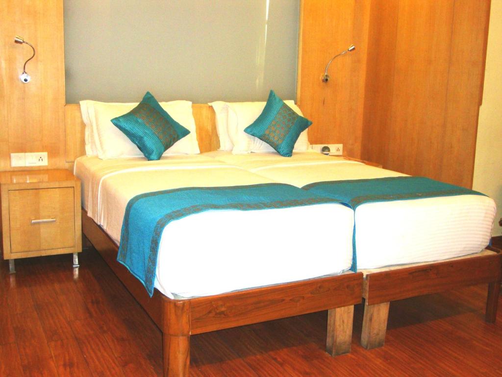 Een bed of bedden in een kamer bij Hotel Emarald, New Delhi