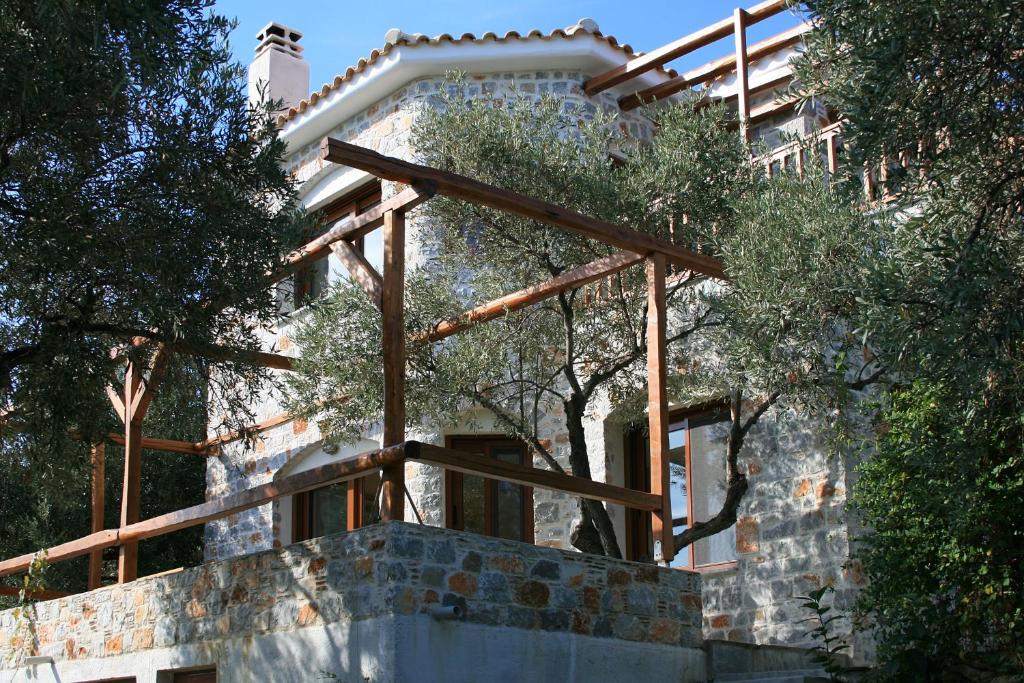 ein Haus mit Holzbalken an der Seite in der Unterkunft Villas Zoe in Skiathos-Stadt