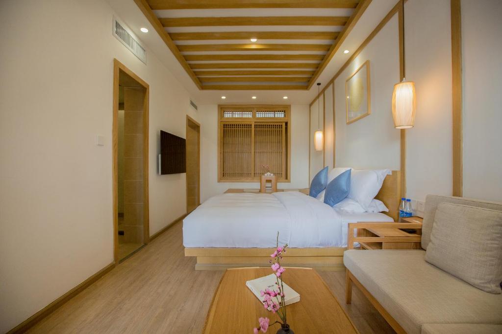 Postel nebo postele na pokoji v ubytování Jianshe Inn