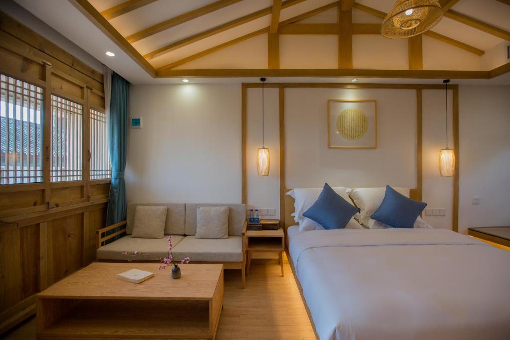 Postel nebo postele na pokoji v ubytování Jianshe Inn