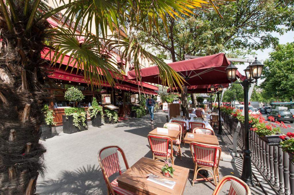 Um restaurante ou outro lugar para comer em Temple Apartments Paris