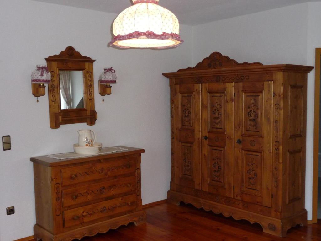格拉芬道爾的住宿－施坦格蒂普托普酒店，一间设有木制橱柜和镜子的客房