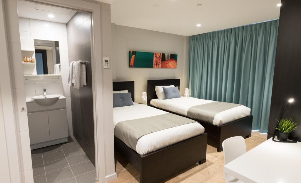 Postel nebo postele na pokoji v ubytování Studio 8 Residences - Adults Only