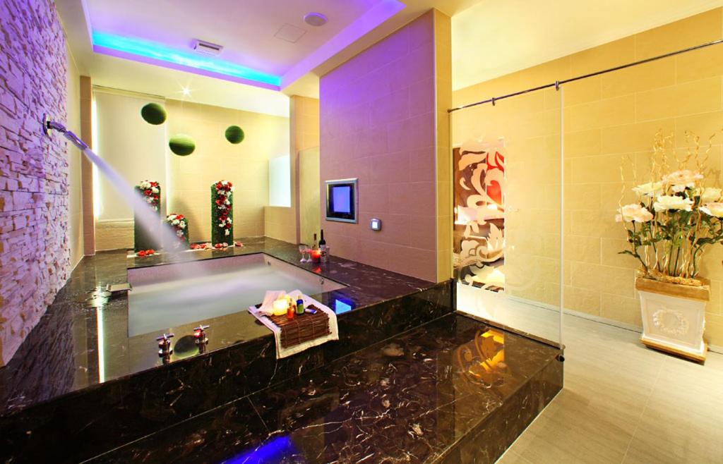 baño grande con bañera y lavamanos en Le chateau Motel en Zhushan
