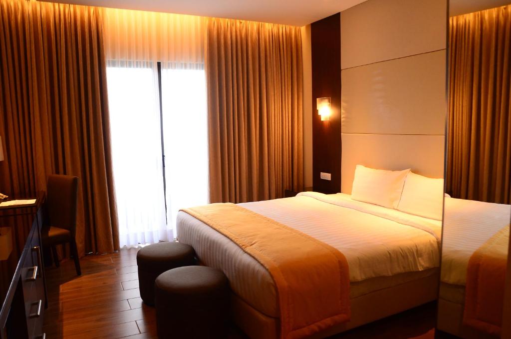 Postel nebo postele na pokoji v ubytování Hotel Monticello Tagaytay