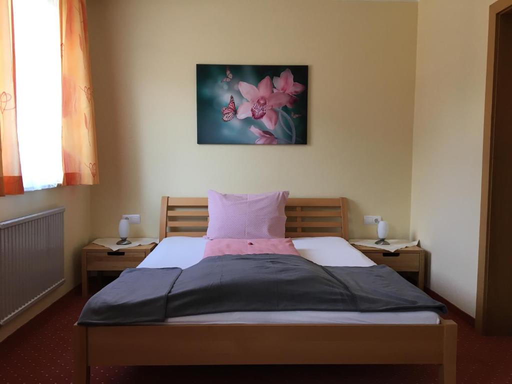 Postel nebo postele na pokoji v ubytování Gasthof-Pension Golob
