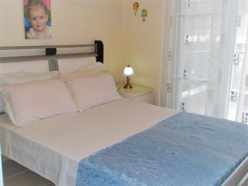モラ・カリヴァにあるHome By the Seaのベッドルーム1室(白いシーツ付きのベッド1台、窓付)
