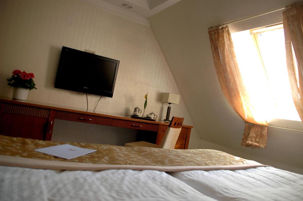 Televízia a/alebo spoločenská miestnosť v ubytovaní Actor Hotel Budapest