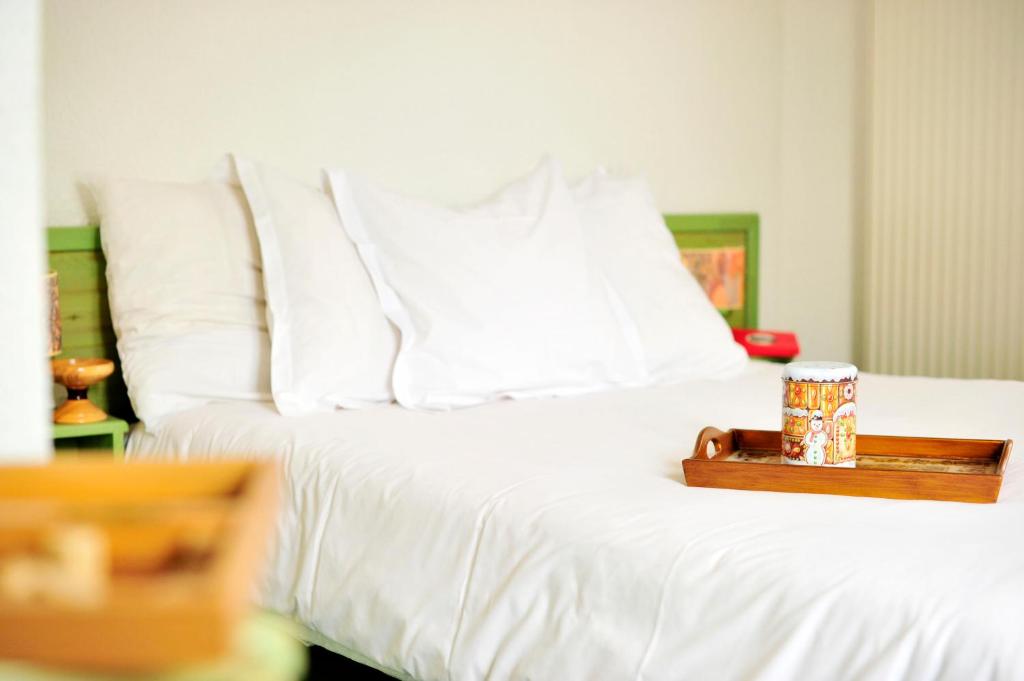 モルジヌにあるVillage Vacances Le Chablaisの白いベッド(木製トレイ付)