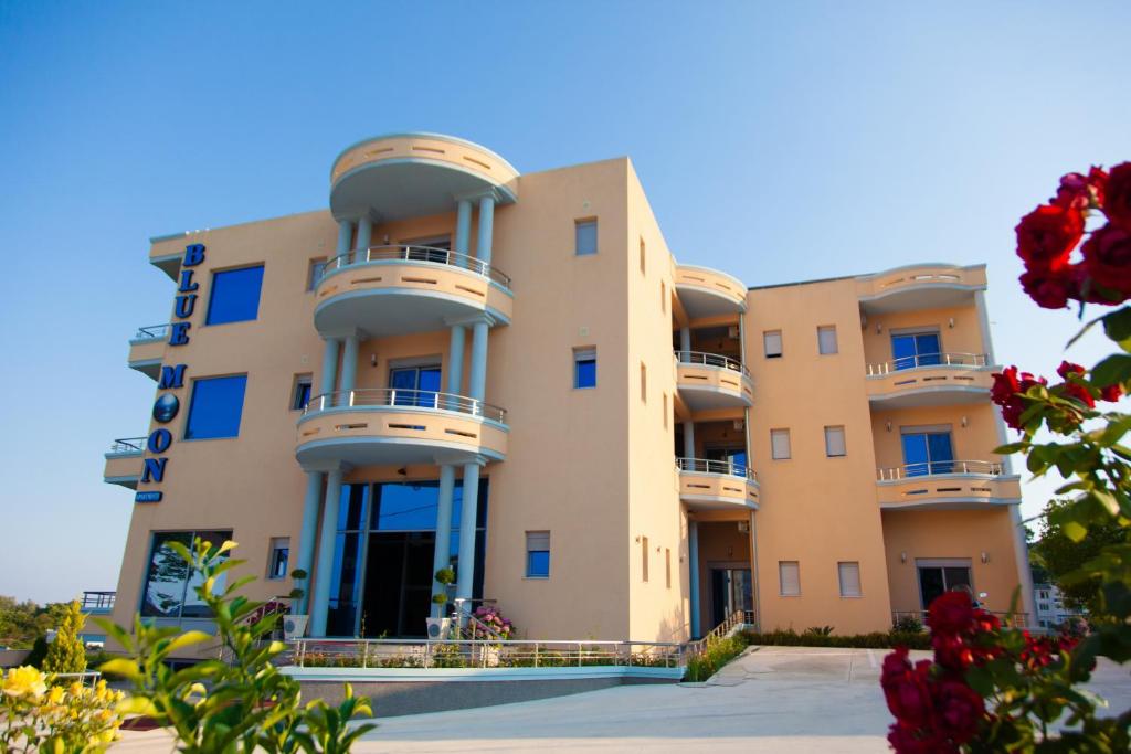 un edificio con balcones en un lateral en Hotel Blue Moon en Ulcinj