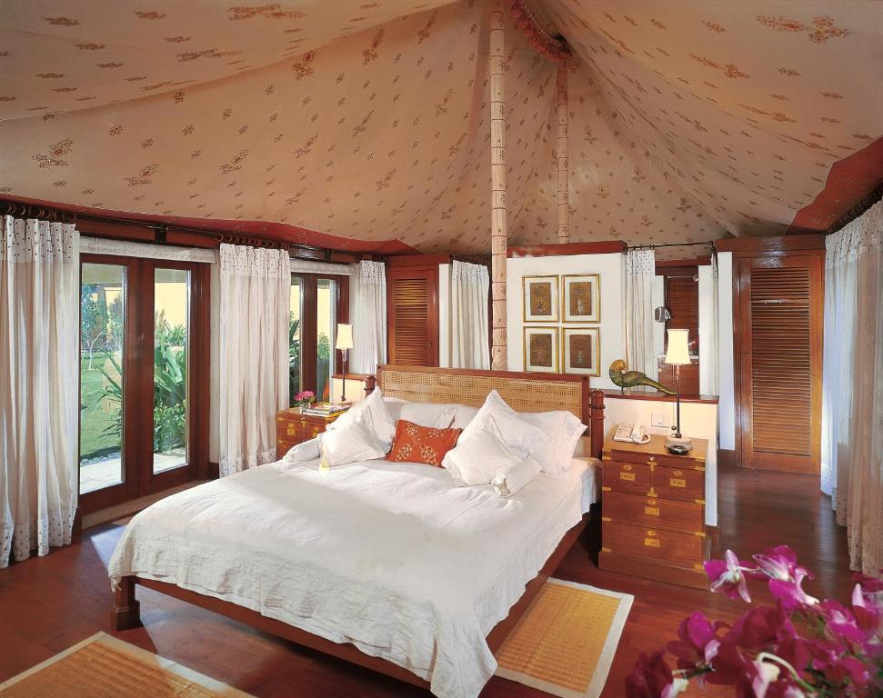 Säng eller sängar i ett rum på The Oberoi Rajvilas Jaipur