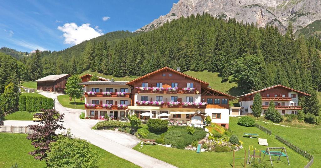 un complexe en montagne avec une montagne dans l'établissement Aparthotel Ramsau, à Ramsau am Dachstein