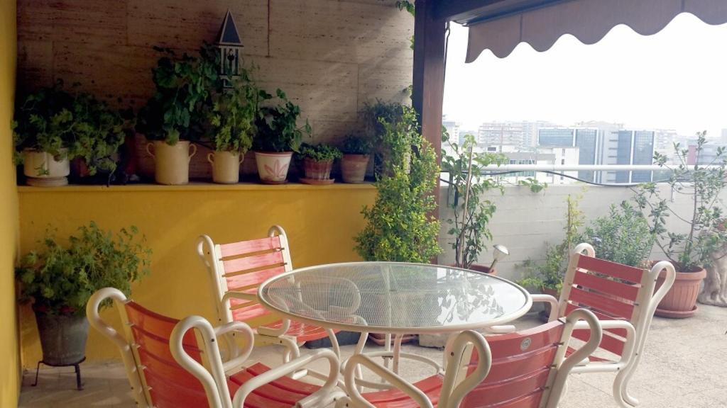 バーリにあるCasa Marin Maraisの植物のあるパティオ(ガラスのテーブル、椅子付)