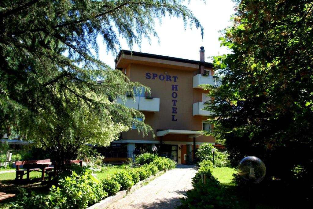 レーヴィコ・テルメにあるGarden House - Hotel Sportのスポーツホテルの看板が書かれた建物