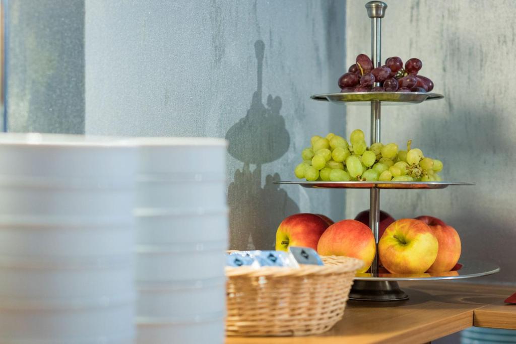 two tiers of fruit on display on a table at Hotel Zur Sonne in Waren