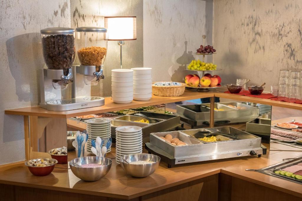 a buffet with many food items on a counter at Hotel Zur Sonne in Waren