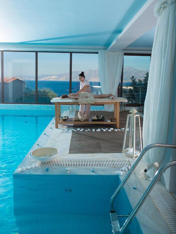Бассейн в Miramare Resort & Spa или поблизости