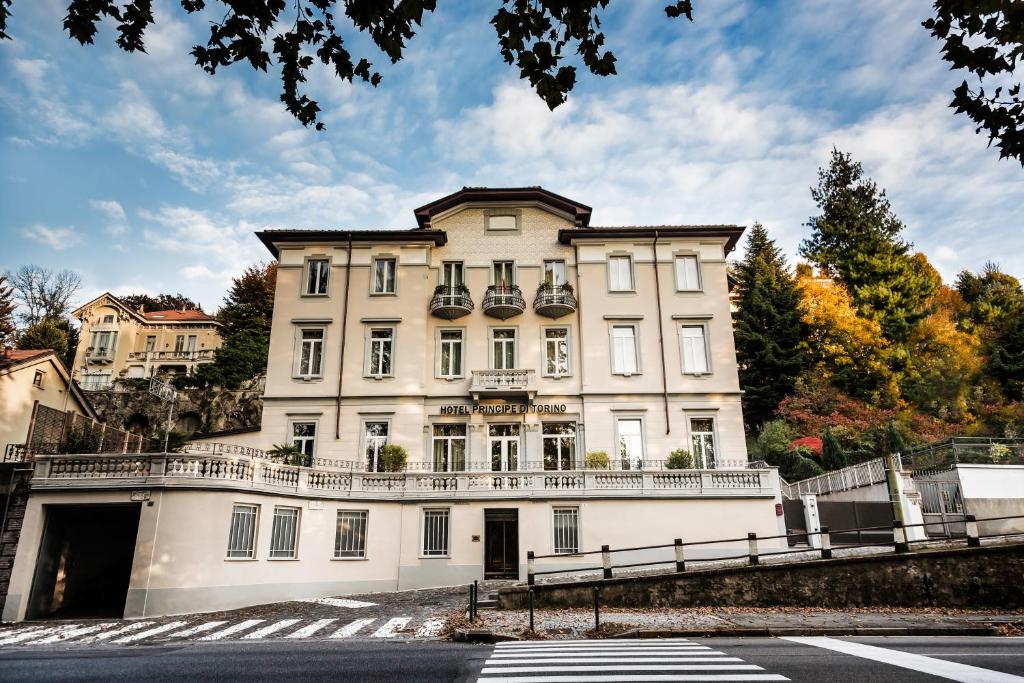 un grande edificio bianco con balconi di Hotel Principe Di Torino a Torino