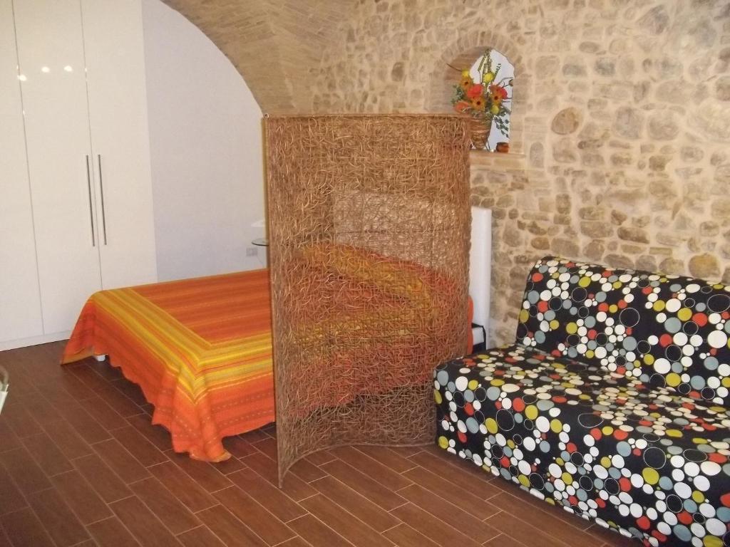 sala de estar con cama y sofá en beb Il vicoletto, en Troia