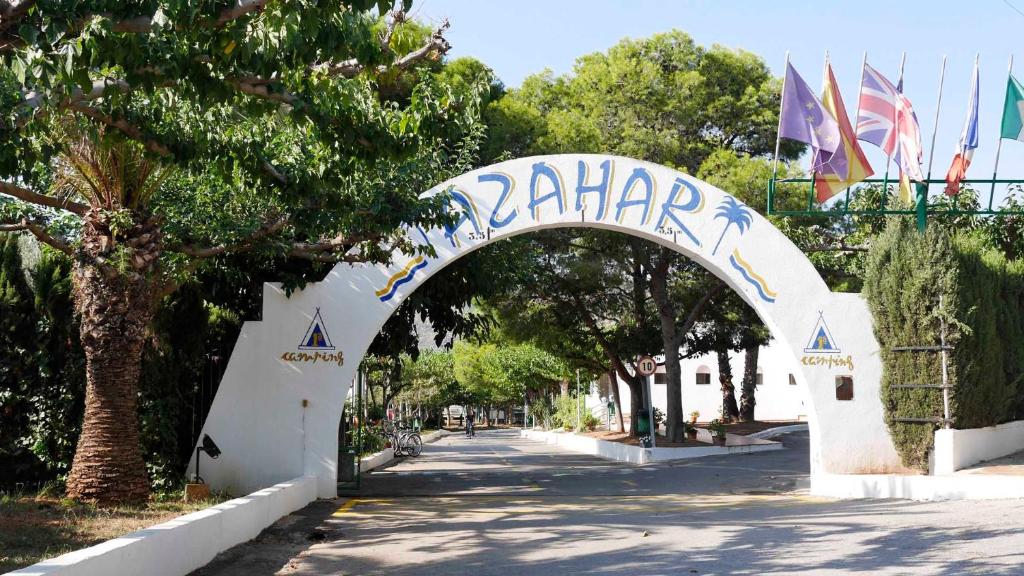 un arco con el nombre de una calle en Camping Azahar en Benicàssim