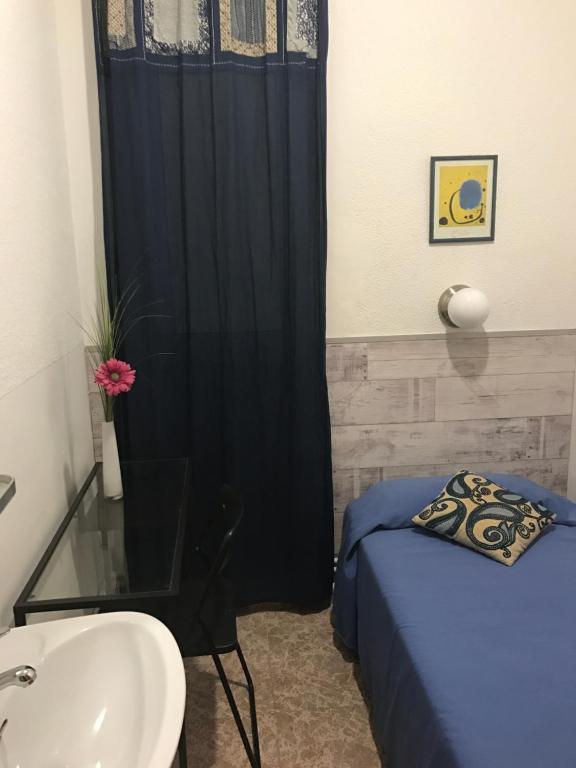 Postel nebo postele na pokoji v ubytování Hostal Carlos III