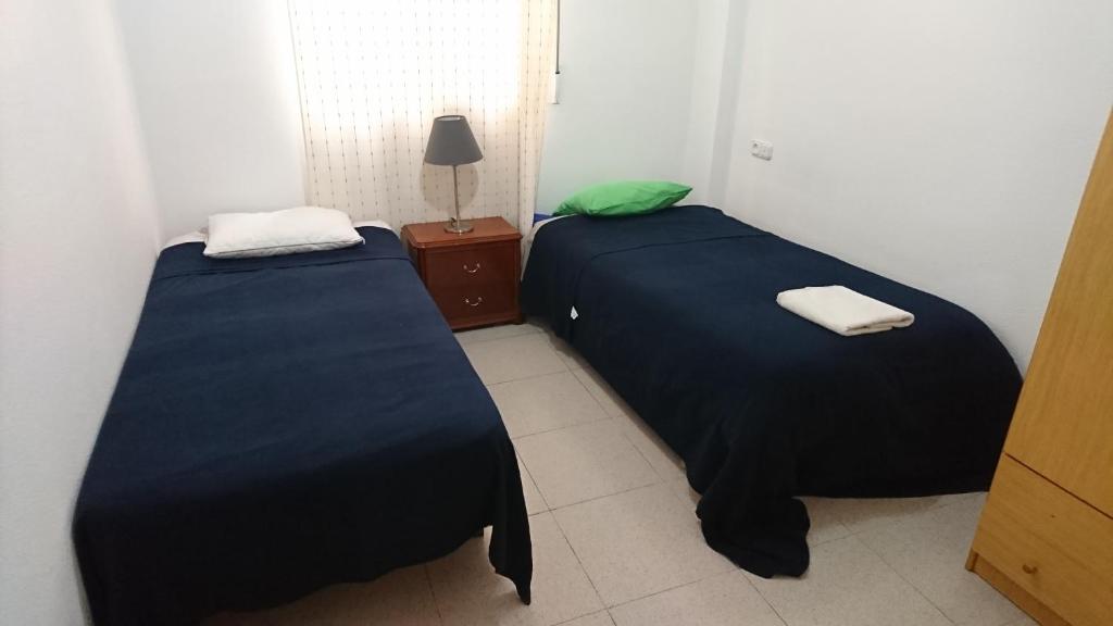 ムルシアにあるApartment La Huerta de Beniajan 50 por ciento dcto directoのベッド2台が隣同士に設置された部屋です。