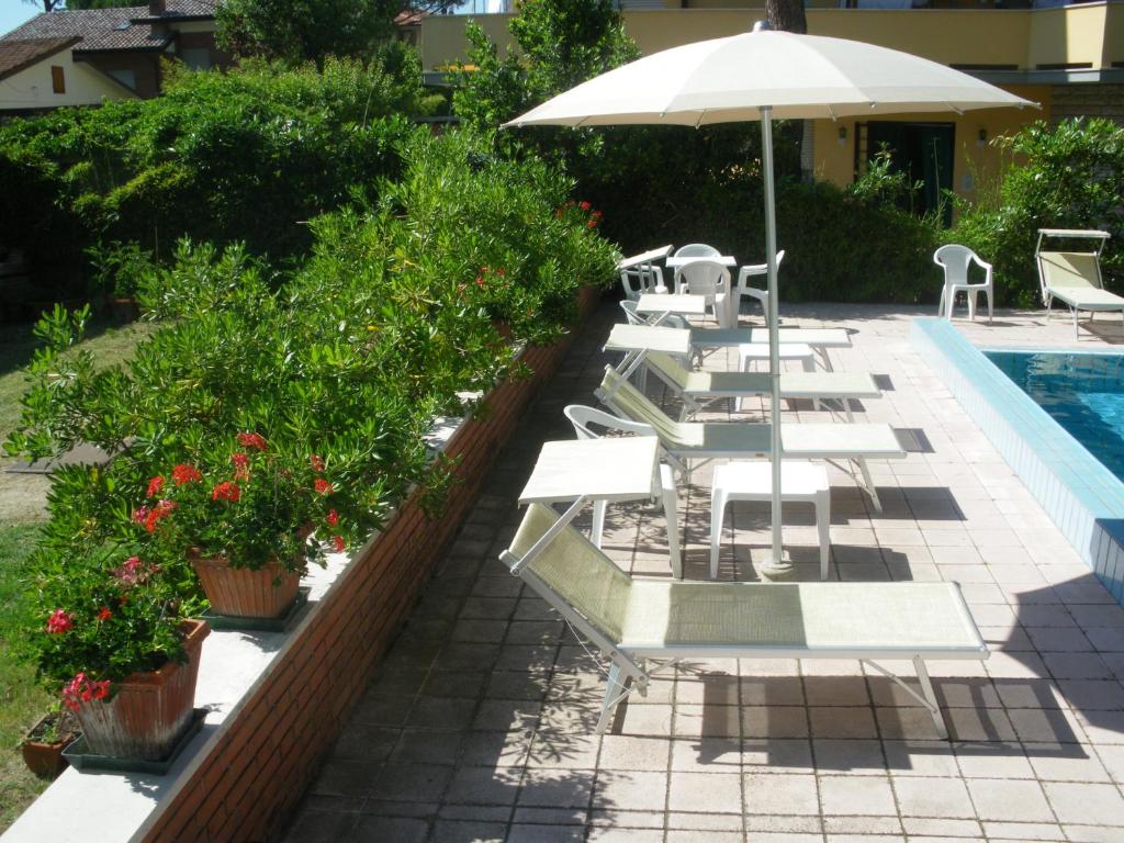 Bazén v ubytování Hotel Ascot nebo v jeho okolí