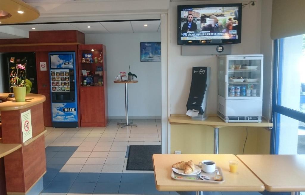 TV a/nebo společenská místnost v ubytování Ibis budget Orléans Sud Comet