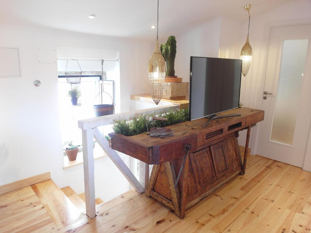 TV en una mesa de madera en la sala de estar en AlfamaSweethome 1 en Lisboa