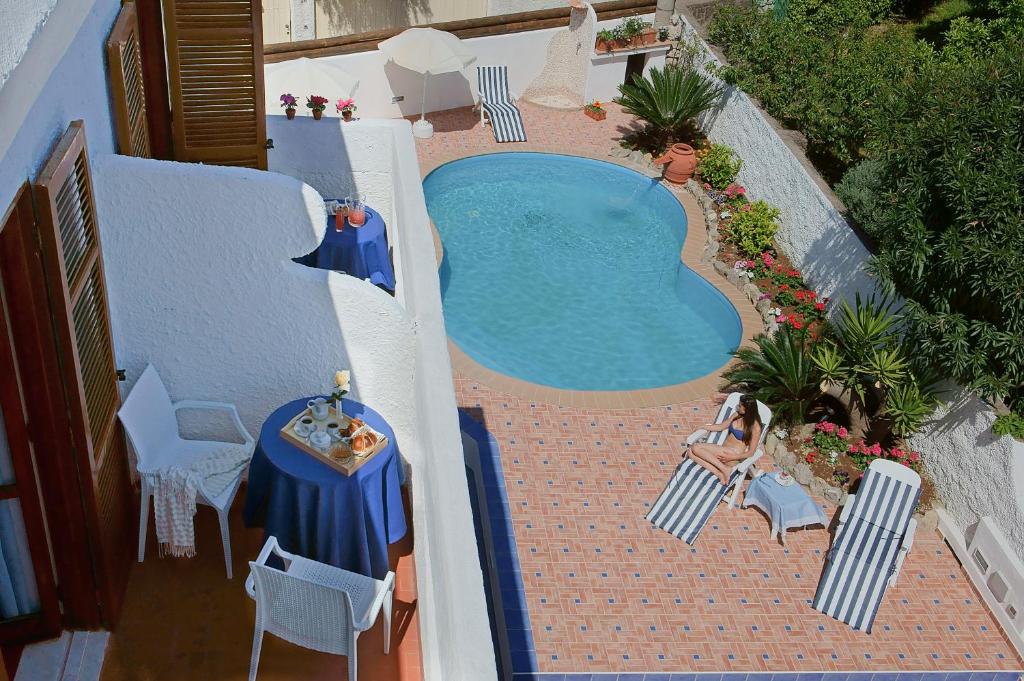 an overhead view of a swimming pool with tables and chairs at Iris Hotel in Ischia