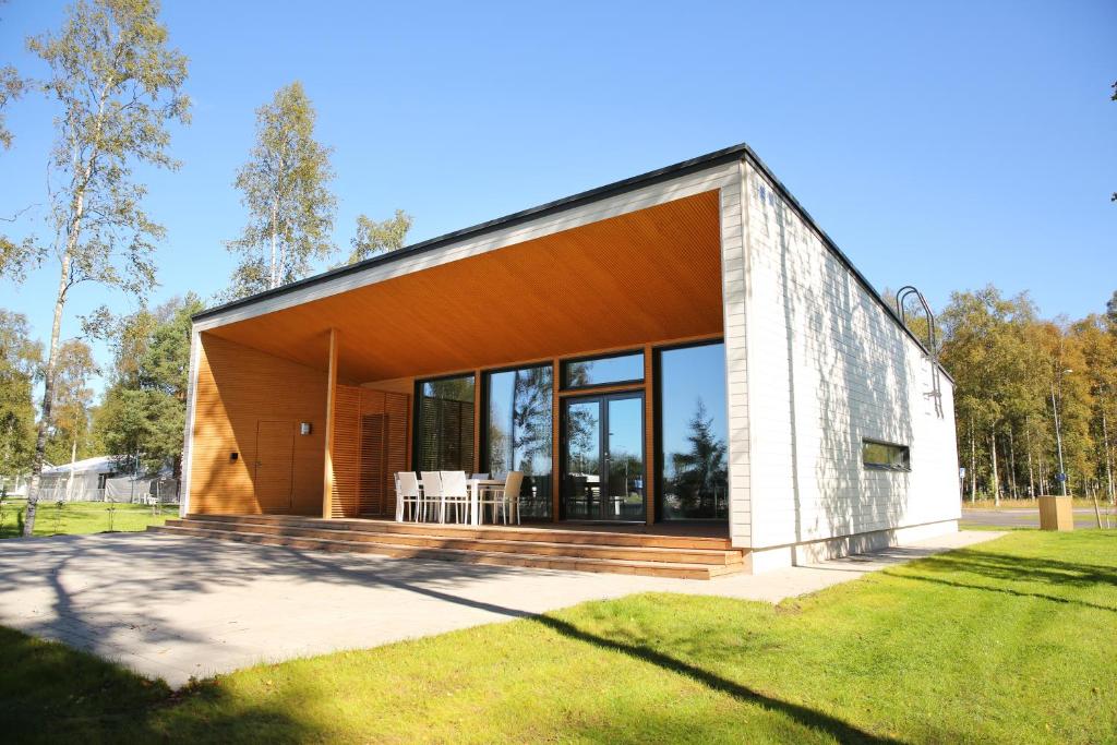 une maison avec une grande façade en verre pivotant dans l'établissement Nallikari Holiday Village Villas, à Oulu