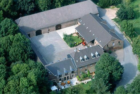 een uitzicht op een groot gebouw met een dak bij Hotel Lohauser Hof in Düsseldorf