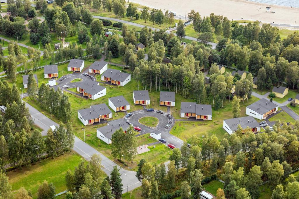 een luchtfoto van een huis met veel huizen bij Nallikari Holiday Village Villas in Oulu