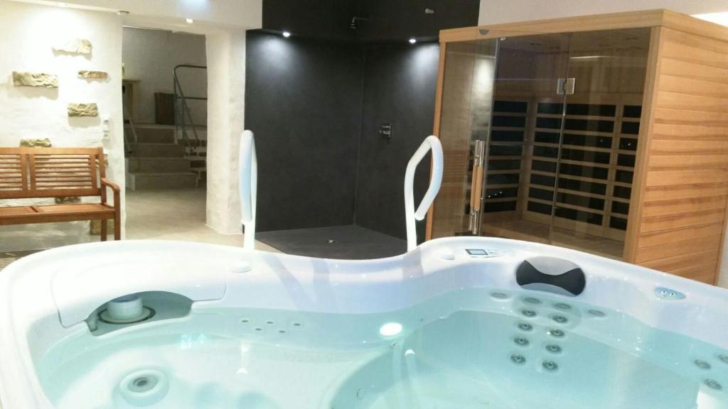 Ванна кімната в Comfort-Hotel garni Schierker Waldperle - inklusive Wellness